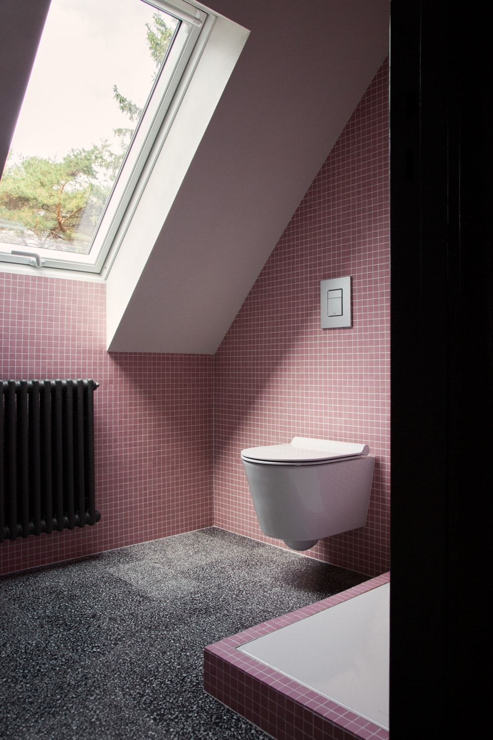 Terrazzofliesen schwarz/rot im Badezimmer