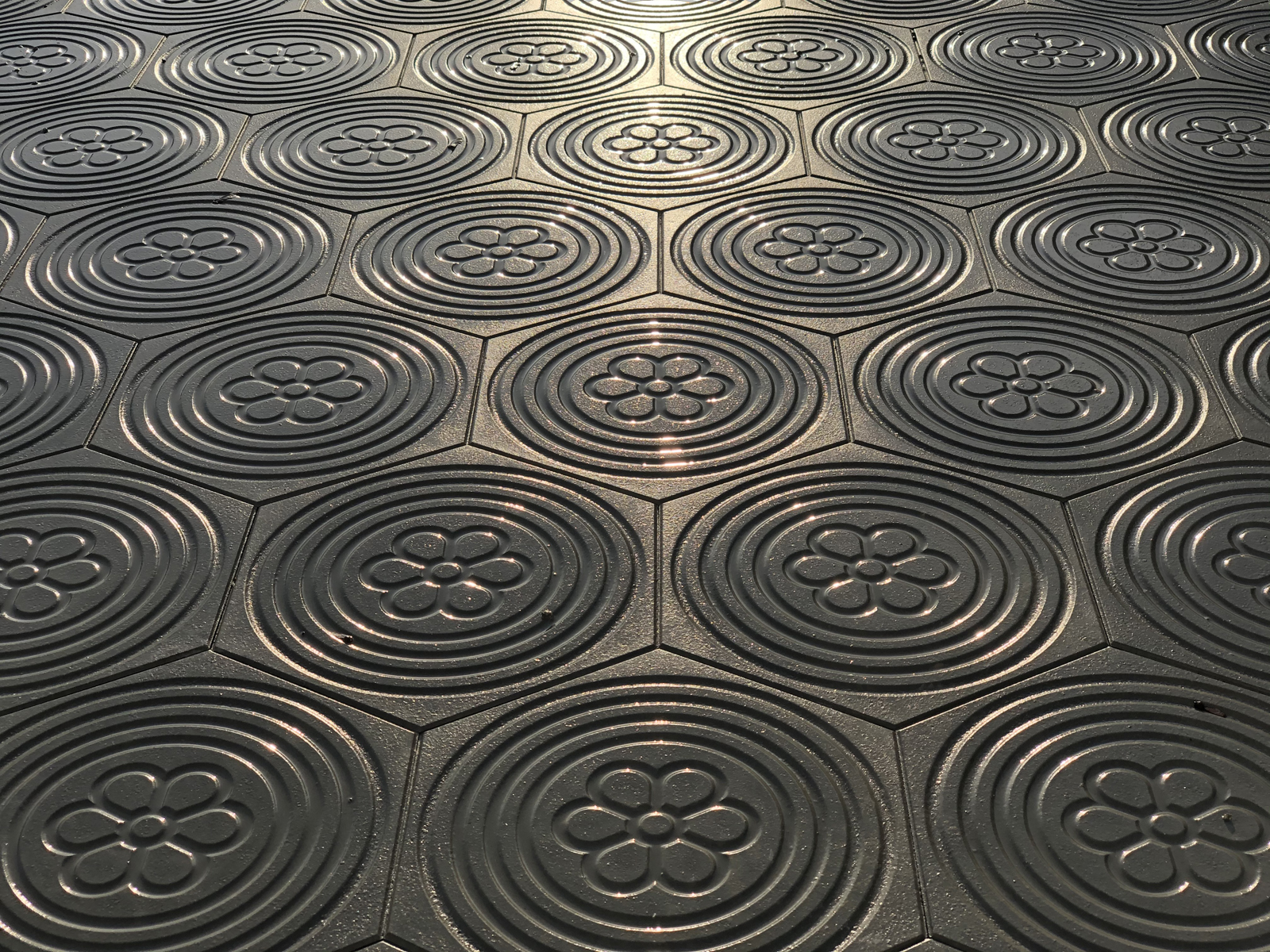 große Trottoirplatten mit Muster