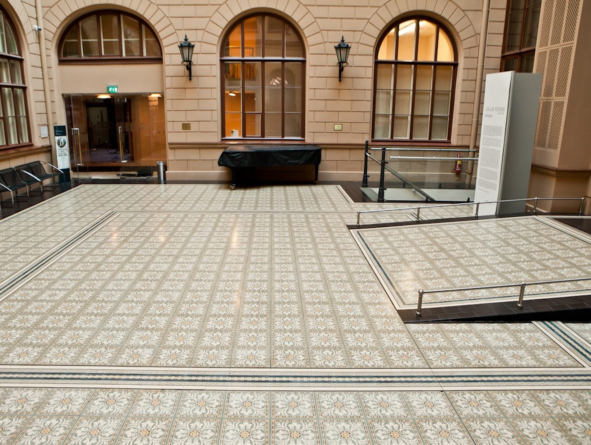 Zementfliesen in der Börse Riga, Halle mit Rundbogenfenstern, VIA N° 51026/170