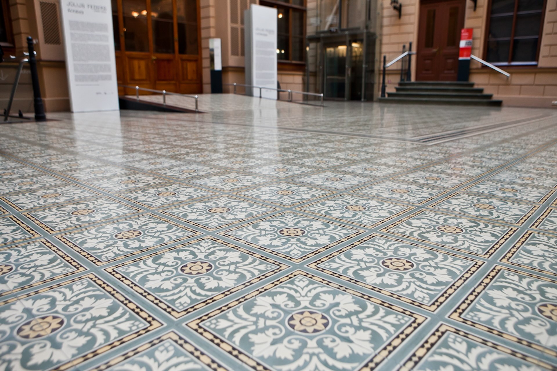 Zementfliesen in der Börse Riga, großflächiger Musterboden im Foyer, VIA N° 51026/170