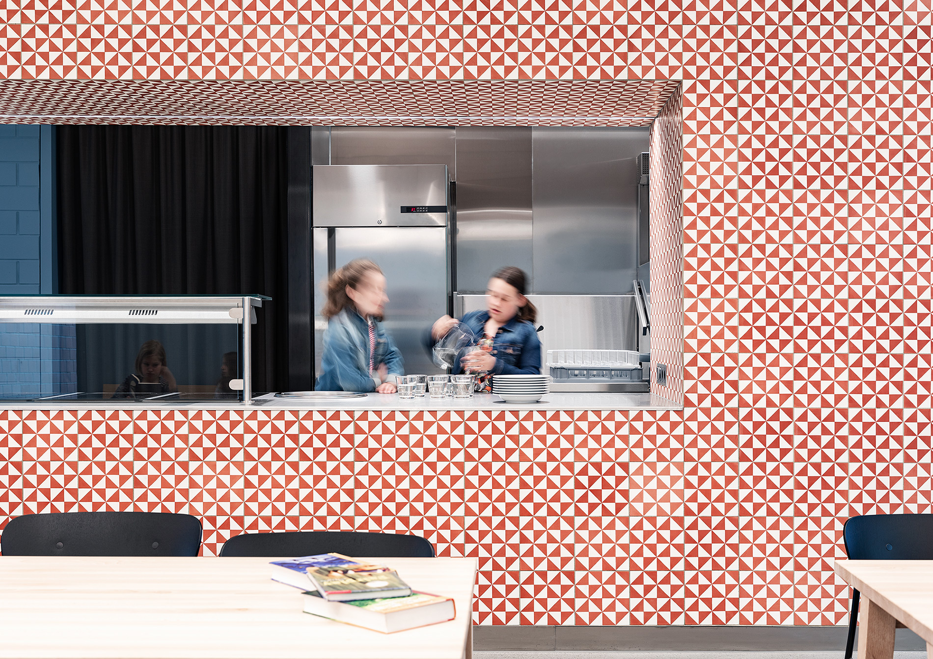 Theke in Schulmensa mit Dreiecksplatten als Wandverkleidung
